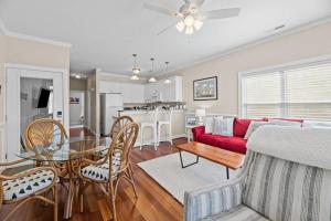 sala de estar con sofá rojo y mesa en Marina Vista Retreat, en New Bern