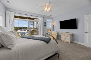 um quarto com uma cama e uma televisão de ecrã plano em Marina Vista Retreat em New Bern