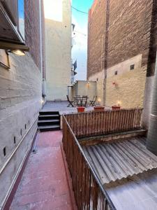 un edificio vacío con escaleras y una valla de madera en Acogedor piso en el corazón de la ciudad con patio exclusivo, en Barcelona