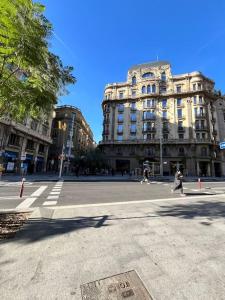 una persona montando en monopatín por una calle frente a un edificio en Acogedor piso en el corazón de la ciudad con patio exclusivo, en Barcelona