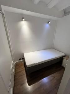 Habitación pequeña con cama en la pared en Acogedor piso en el corazón de la ciudad con patio exclusivo, en Barcelona