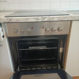 um forno numa cozinha com a porta aberta em FMI44 Furnished Accommodation em Delkenheim