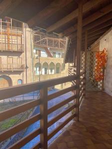 聖洛倫索巴納勒的住宿－Alloggio la Falesia，从大楼的阳台上可欣赏到风景