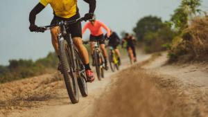 um grupo de pessoas a andar de bicicleta numa estrada de terra em L'ulivo,casa di campagna. em Cortiglione