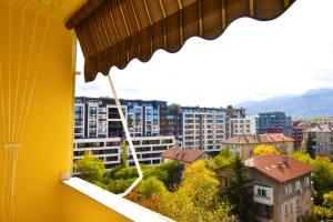 una vista da una finestra della città di Fully Equipped Nomad Friendly Amazing Views a Sofia