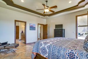 Las Cruces Home with Mountain Views and Private Pool! في لاس كروسيس: غرفة نوم بها سرير ومروحة سقف +22 صورة