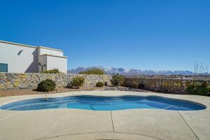 Πισίνα στο ή κοντά στο Las Cruces Home with Mountain Views and Private Pool!