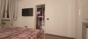 um quarto com uma cama e uma televisão na parede em Robby's Room em Reggio Emilia