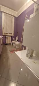 uma casa de banho com um lavatório e um WC num quarto em Robby's Room em Reggio Emilia