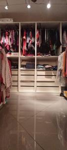 um armário com portas brancas e prateleiras de roupas em Robby's Room em Reggio Emilia