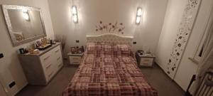 um quarto com uma cama, uma cómoda e um espelho em Robby's Room em Reggio Emilia