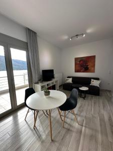 - un salon avec une table, des chaises et un canapé dans l'établissement Ocean views, à Plataria