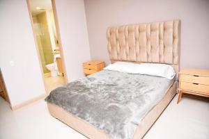 - une chambre avec un grand lit et un miroir dans l'établissement Aparta Suite en el BlueGarden, à Barranquilla