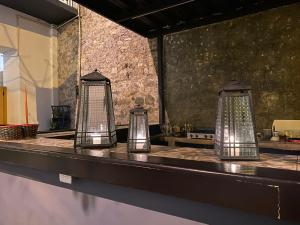 tres luces en un mostrador en un restaurante en Choco Hostel, en Puebla