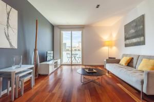 TV a/nebo společenská místnost v ubytování Plaça Catalunya Modern 2bedroom with balcony