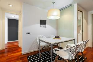 TV a/nebo společenská místnost v ubytování Plaça Catalunya Modern 2bedroom with balcony