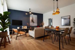 巴塞隆納的住宿－Elegant 4 Bedroom by Plaza Catalunya，客厅配有沙发和桌椅
