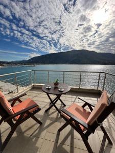 Ocean views في بلاتاريا: شرفة مع كرسيين وطاولة على قارب