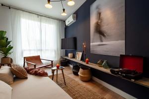 巴塞隆納的住宿－Elegant 4 Bedroom by Plaza Catalunya，客房设有床、电视和沙发。