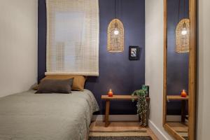 巴塞隆納的住宿－Elegant 4 Bedroom by Plaza Catalunya，一间卧室配有一张床和一张带两个蜡烛的桌子。