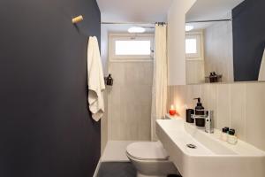 巴塞隆納的住宿－Elegant 4 Bedroom by Plaza Catalunya，浴室配有白色水槽和卫生间。