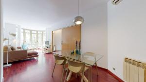 Posedenie v ubytovaní Modern and bright three-bedroom in Eixample