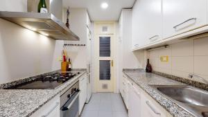 Kuchyňa alebo kuchynka v ubytovaní Modern and bright three-bedroom in Eixample