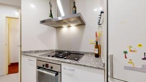 Kuchyňa alebo kuchynka v ubytovaní Modern and bright three-bedroom in Eixample