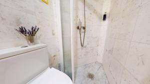 Kúpeľňa v ubytovaní Modern and bright three-bedroom in Eixample