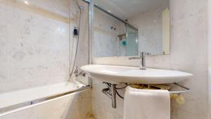 Kúpeľňa v ubytovaní Modern and bright three-bedroom in Eixample