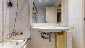 Kúpeľňa v ubytovaní Modern and bright three-bedroom in Eixample