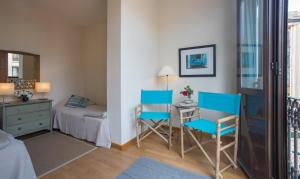 um quarto com uma cama, uma mesa e cadeiras em Elegant 3-bedroom Apartment in the Heart of BCN em Barcelona