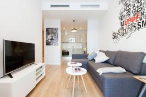 A seating area at Stylish and centric 2-bedroom apartment in Eixample &Terrace P2