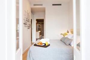 A bed or beds in a room at Stylish and centric 2-bedroom apartment in Eixample &Terrace P2