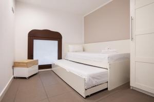 Zimmer mit 2 Etagenbetten und einem Spiegel in der Unterkunft Modern and bright 4BD triplex in Paralel! in Barcelona