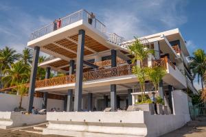 a building with a balcony on the beach at Hotel Mar Azul 