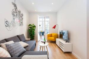 a living room with a couch and a tv at Perfectly located 4bed 4bath apartment in Barcelona 2 2 in Barcelona