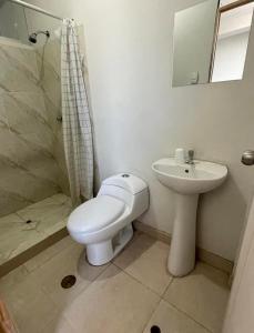 uma casa de banho com um WC, um lavatório e um chuveiro em Sand house em Máncora