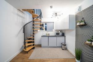 una cocina con escalera de caracol y una cocina con barra en Bv Homely Aparthotel Almondbury Huddersfield, en Huddersfield