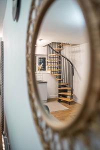 uma vista para uma escada em espiral através de um espelho em Bv Homely Aparthotel Almondbury Huddersfield em Huddersfield