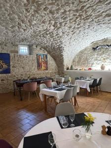 Posezení v ubytování Logis Hotel Restaurant L'Esquielle