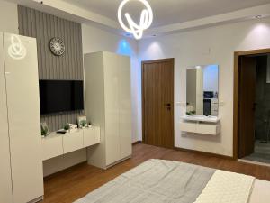 TV a/nebo společenská místnost v ubytování Cozy Royal Rooms in new cairo