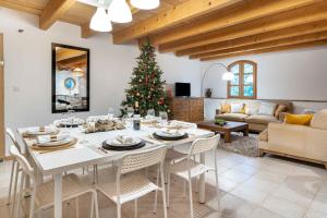 un salon avec une table et un sapin de Noël dans l'établissement Le Relais de Bellemaison, à Montfrin