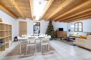 - un salon avec un arbre de Noël, une table et des chaises dans l'établissement Le Relais de Bellemaison, à Montfrin