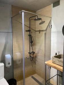 um chuveiro com uma porta de vidro na casa de banho em Fill House Dilijan em Dilijan