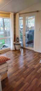 A seating area at Bungalow 5 pers