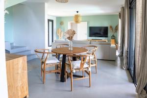 TV a/nebo společenská místnost v ubytování Villa cactus avec piscine et vue mer
