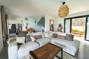 Kuchyň nebo kuchyňský kout v ubytování Villa cactus avec piscine et vue mer