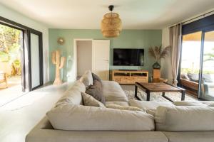 TV a/nebo společenská místnost v ubytování Villa cactus avec piscine et vue mer + 9 fotografií