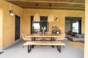 Posezení v ubytování Villa cactus avec piscine et vue mer